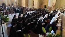 Oltre 70 novizie a Narni: le Consolatrici del Sacro Cuore tra clausura, fede e lo scisma lefebvriano