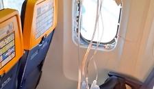 Rischia di essere risucchiato dal finestrino che si rompe su un volo Ryanair: salvato dagli altri passeggeri