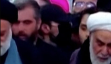 Figura mascherata tra i parenti ai funerali di Kamenei e il web si scatena: era il figlio Mojtaba?