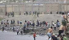 Migranti a Ceuta, Madrid indaga su una possibile regia delle mafie: dubbi su "fenomeno ordinario o spontaneo"