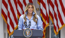 Melania Trump torna in pubblico: "Ho sentito che vi sono mancata". E non vuole domande sulla Harp