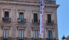 Striscione "Catania antifascista" srotolato dalla storica sede del Movimento Sociale Italiano