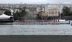 San Silvestro a mare 2025: il video della tradizionale gara di nuoto di fine anno (sotto una pioggia battente)
