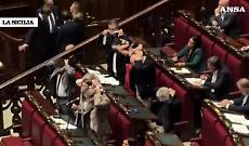 Delmastro, negato l'uso delle chat: il video delle proteste di Avs e M5s