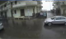 Impressionante a Fondachello: il mare come una valanga sommerge una strada 