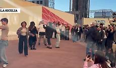 &laquo;Al mio paese&raquo;, Levante, Brancale e Delia cantano la nostalgia di chi studia lontano da casa: il flash mob a sorpresa alla Naba di Roma