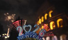 Capodanno: lo spettacolo dei fuochi d'artificio davanti al Colosseo