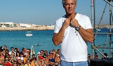 L'abbraccio di Lampedusa a Claudio Baglioni: l'inno risuona in aeroporto dopo la visita di Papa Leone XIV