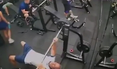 Il bilanciere da 75 chili gli cade sul petto: l'incidente che è costato la vita del bodybuilder brasiliano diventa virale nel web  