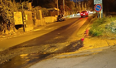 Grave perdita idrica e pericolo per la sicurezza stradale a San Giovanni La Punta