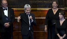 Claudio Baglioni incanta Palazzo Madama: tre capolavori, omaggio ai 2.500 anni di Napoli e la martinella al cantante