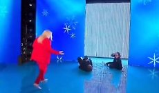 &ldquo;Quel gradino traditore&rdquo;: a Domenica In i Ricchi e Poveri finiscono a terra, lo studio ride, il web si divide