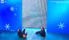 Ricchi e Poveri, l'entrata in scena a Doemnica in con una rovinosa caduta: il video fa il giro del web