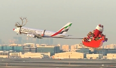 Il volo Emirates A380 decolla con la slitta di Babbo Natale: il video AI con milioni di visualizzazioni