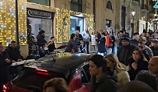 La Capitale della cultura e dell'approssimazione: l'auto passa nella Ztl tra la folla e mentre la band sta suonando