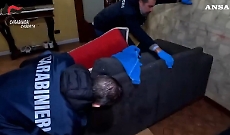 Il blitz dei carabinieri a casa del camorrista che estorceva i Rolex al gioielliere nel Casertano