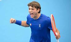 Cobolli, la pallina che cade e la lite con l'arbitro e con Wawrinka: cosa &egrave; successo alla United Cup in Australia