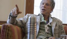 Mickey Rourke resta al verde ed ecco cosa ha pensato di fare