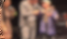 Il ragazzino picchiato dal padre in un teatro a Catania con nonna e sorelle: il video