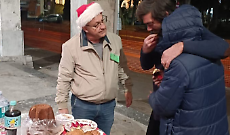 Volontari festeggiano il Natale con i senzatetto
