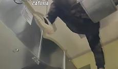 Il tentativo di furto, la fuga dai tetti, le spallate e l'arresto: la notte brava di un pregiudicato finisce male