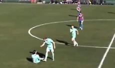 Rincorre il compagno di squadra e lo abbatte con una spallata: il video di Kevin Behrens che perde la testa in amichevole 