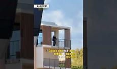 Il Catania vince e il tifoso pedala sul balcone con la cyclette