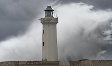 Siracusa il Faro di Capo Murro di Porco durante una fase di maltempo