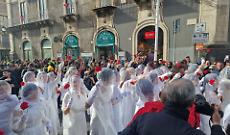 Sant'Agata, la festa della patrona di Catania entra nel vivo: in via Etnea la danza delle 'ntuppatedde