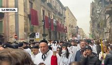 Lungo la processione di Sant'Agata risuona il grido di devozione dei fedeli: video