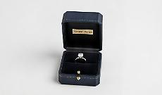 San Valentino, tra la moglie e l'amante: perch&eacute; c'&egrave; differenza tra regalare un anello o gli orecchini