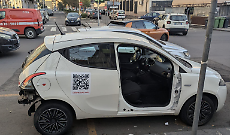 L'auto ritrovata senza sportello a Catania