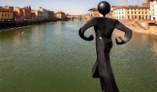 Decapitato ( gettato nell'Arno) l'Uomo Comune: Clet offre un'opera a chi restituisce la testa