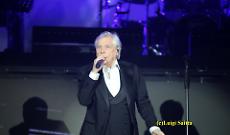 Nino D'Angelo riempie il PalaCatania, tra applausi e un augurio: &laquo;Ci vediamo in serie A&raquo;