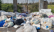 La propriet&agrave; con accesso bloccato dai rifiuti