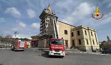 Terremoto a Ragalna, squadre dei vigili del fuoco al lavoro per verifiche strutturali: intervento sul campanile della chiesa madre