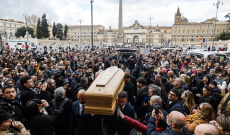 Funerali Enrica Bonaccorti, "Il cielo" di Renato Zero all'uscita dalla chiesa tra lacrime e commozione