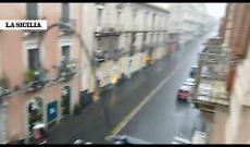 Allagamenti a Catania per il maltempo: via Etnea e piazza Carlo Alberto travolte dalla pioggia