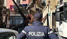 Maxi controllo a San Cristoforo: quartiere cinturato dagli agenti, multati ambulanti e demoliti manufatti abusivi