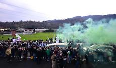 Il video dei funerali di Bossi, dagli appalusi per il Senat&ugrave;r alla contestazione contro Salvini: &laquo;Molla la camicia verde&raquo;