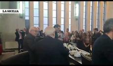 Applausi, brindisi e abbracci tra i magistrati a Milano per la vittoria del "No"