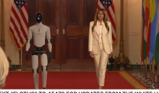 Un robot scorta Melania Trump alla Casa Bianca: umanoidi-educatori, promesse e allarme sicurezza dopo la sentenza contro Meta