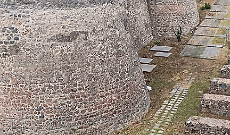 Rifiuti nel fossato del Castello Ursino