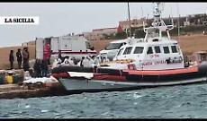 Tragedia a Lampedusa: 19 cadaveri e 5 migranti recuperati, tra cui un bambino in condizioni critiche