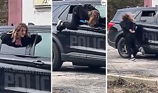 Si sfila dal finestrino dell'auto della polizia con le manette: la fuga incredibile diventa virale