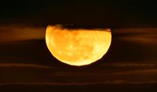 La Luna piena veglia sul Faro Massolivieri