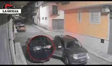 Molotov contro una Peugeot di un rivale in una storia sentimentale: due giovani arrestati a Palagonia