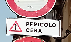 la segnaletica di pericolo per la cera dopo la festa di Sant&rsquo;Agata