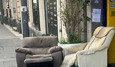 Poltrone abbandonate in corso Italia