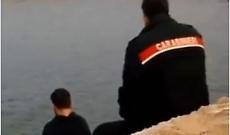 "Se cadi tu, cado con te", il carabiniere si ammanetta con l'aspirante suicida e gli salva la vita: il video fa il giro del web